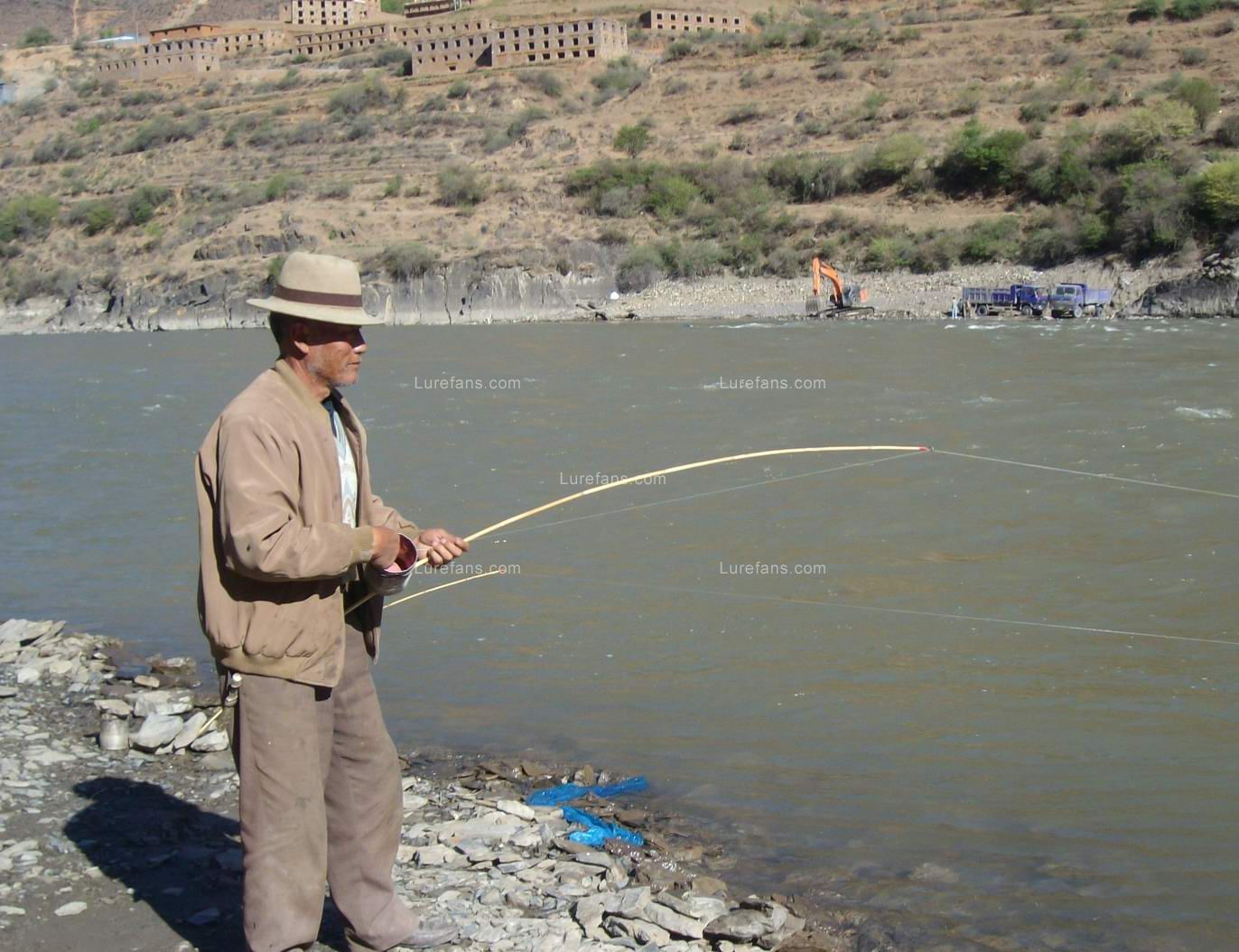 看看雅江藏族人是这么钓鱼的